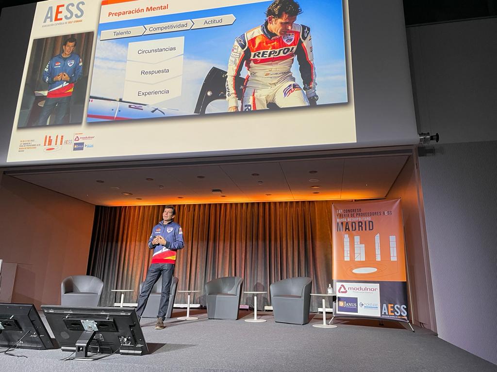 Juan Velarde habla sobre el trabajo de un equipo de competición Juan Velarde habla sobre el trabajo de un equipo de competición