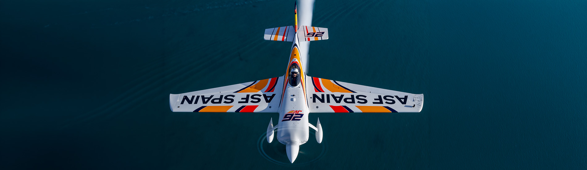 Juan Velarde - Edge 540 sobre el mar